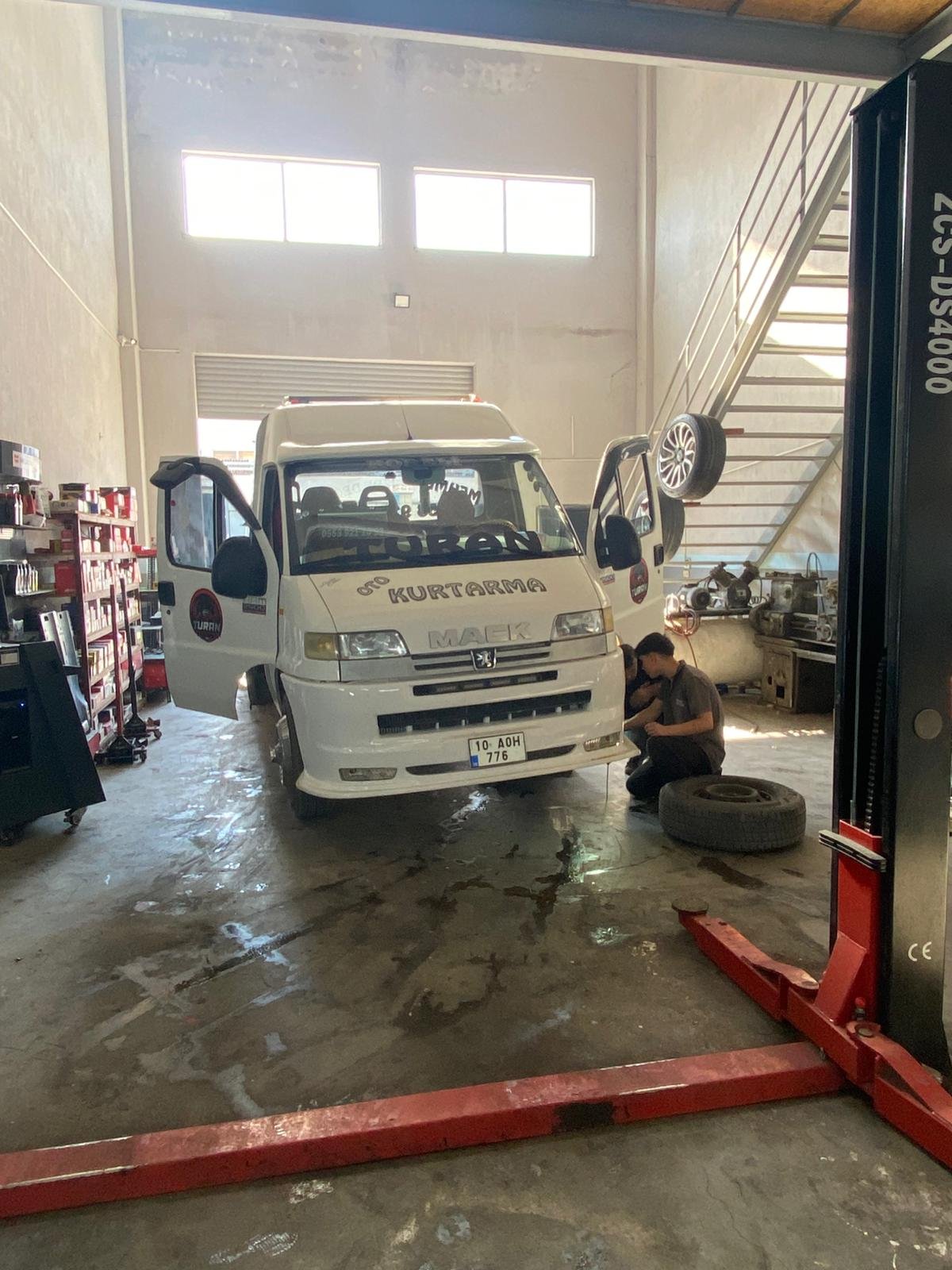 Oto kurtarma aracı ve ekip